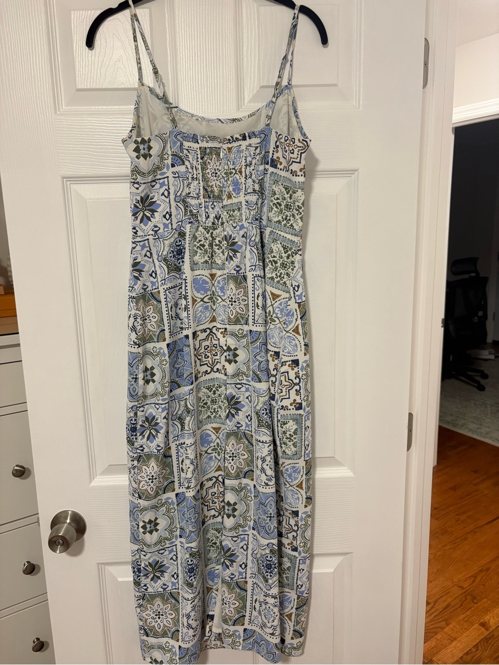 Abercrombie & Fitch Tile-Print Spaghetti Strap Midi Dress in Blue & Green - Picture 3 of 7